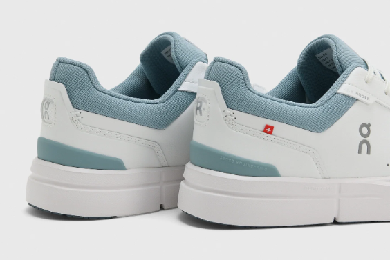 On Men's THE ROGER Advantage, White/Light Blue