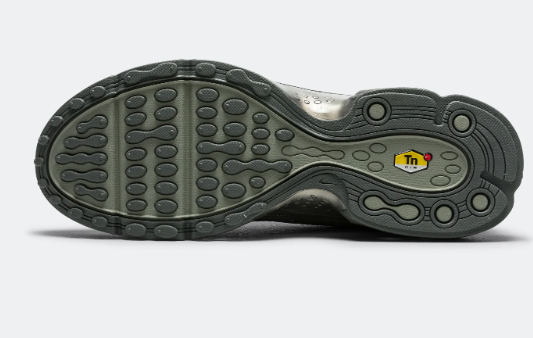 Nike Air Max Plus VII Sneakers – Smoke Grey / Metallic Silver / Iron Grey